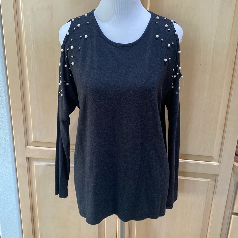 Boutiquen women’s top size large with beautiful embellished faux pearls